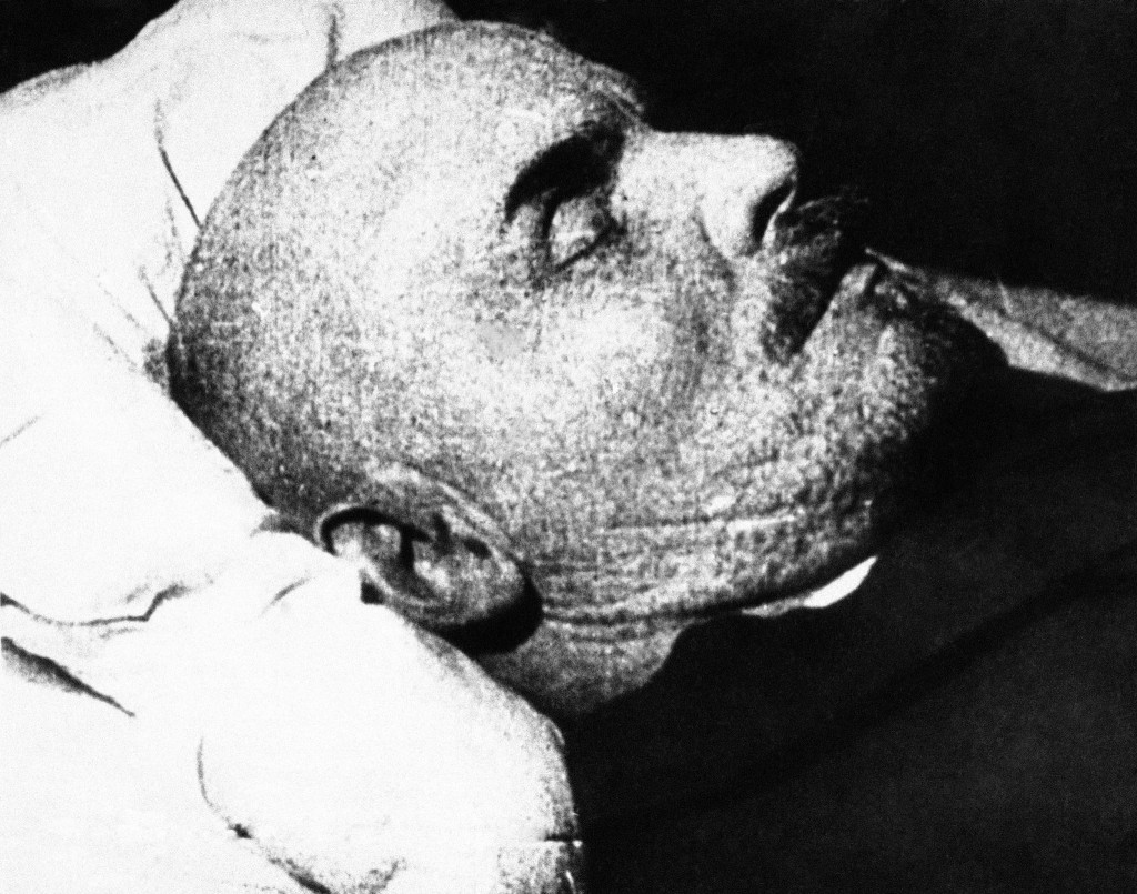 Vladimir Ilitch Lênin em seu leito de morte, foto sem data (c. 1924)